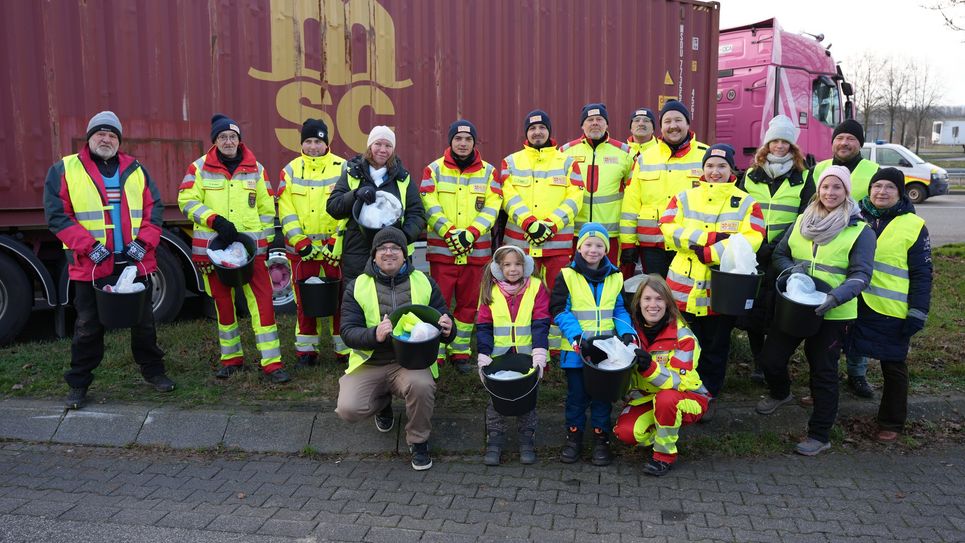 Das Team der Weihnachtsaktion um Florian Blaes (vorne links) stellt sich zum Gemeinschaftsfoto.