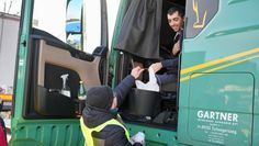 Die Eimer wurden einzeln übergeben, häufig begleitet von kurzen Gesprächen, einem Händedruck oder einem Dankeschön.