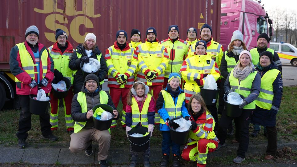 Das Team der Weihnachtsaktion um Florian Blaes (vorne links) stellt sich zum Gemeinschaftsfoto.