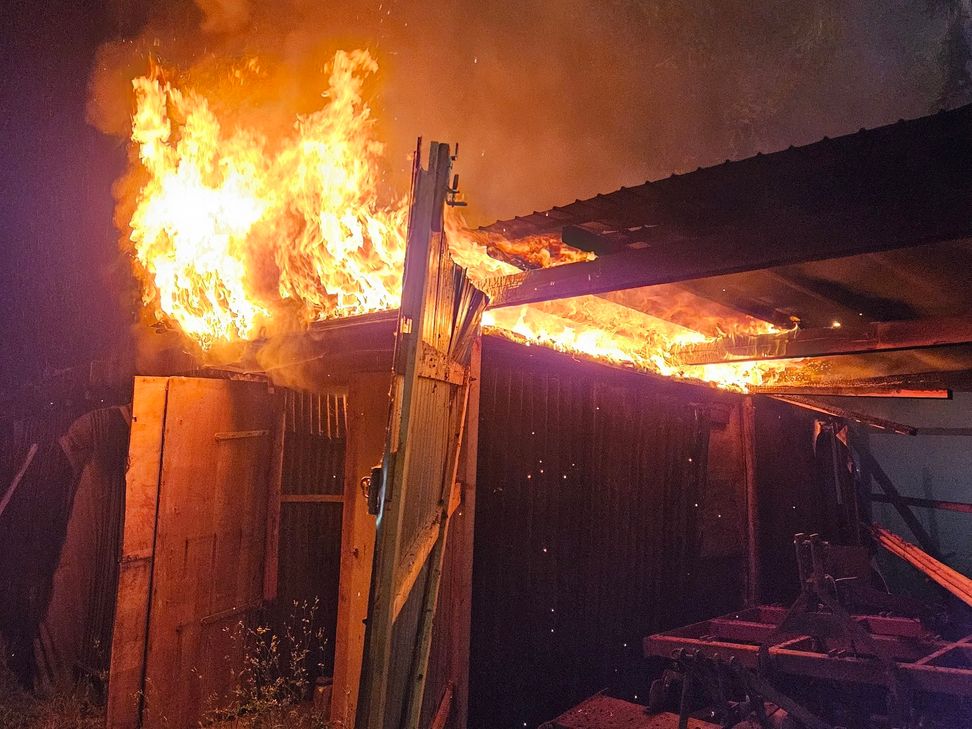 Das Feuer hatte bereits auf eine benachbarte Lagerhalle übergegriffen. Ein Feuerwehrmann wurde bei dem Einsatz verletzt.