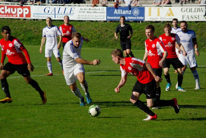 Mit vollem Einsatz kämpften die Karbacher in Idar-Oberstein um jeden Ball. Am Ende blieb der Erfolg versagt. (Foto: Arno Boes)