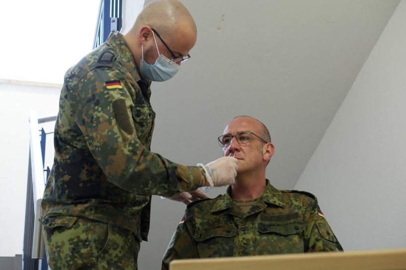 Die Angehörigen des Taktischen Luftwaffengeschwaders 33 können sich regelmäßig auf eine mögliche COVID-19-Infektion testen lassen.
