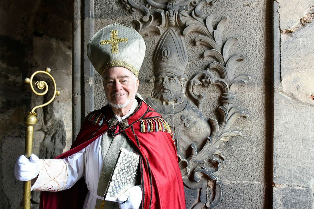 Der Heilige Nikolaus von Myra berichtet auf seiner Zeitreise über den Trierer Weihnachtsmarkt aus dem Leben der Bischöfe in der ältesten Stadt Deutschlands. Foto: Trier Tourismus und Marketing GmbH