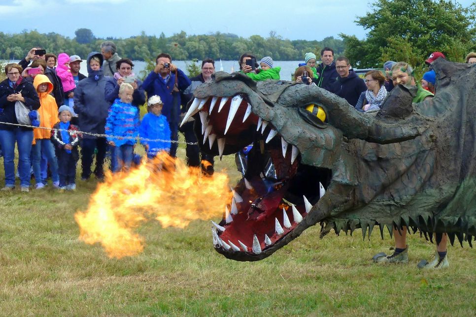 Der feuerspeiende Drache „Fangdorn“ ist am 13. Oktober wieder beim Drachenfest im Seepark Zülpich zu Gast. Foto: Seepark Zülpich