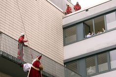 Nicht durch den Schornstein, aber immerhin aus luftiger Höhe kam der Nikolaus zur Kinderstation des Mutterhauses. Den Höhenrettern der Berufsfeuerwehr glückte mit der Aktion eine freudige Überraschung.