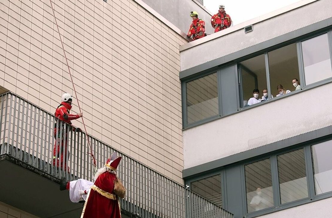Nicht durch den Schornstein, aber immerhin aus luftiger Höhe kam der Nikolaus zur Kinderstation des Mutterhauses. Den Höhenrettern der Berufsfeuerwehr glückte mit der Aktion eine freudige Überraschung.