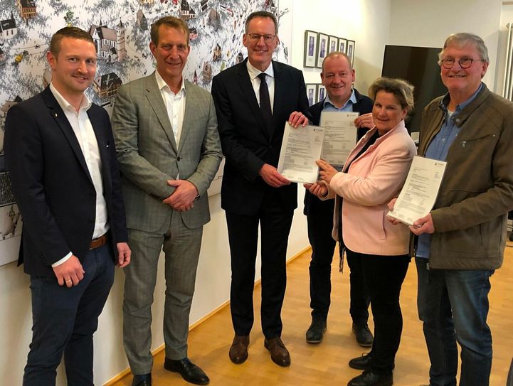 1,8 Millionen Euro für die »Lebendigen Zentren« (von links): Thomas Häuser, Fachbereichsleiter »Bauliche Infrastruktur«, VG-Bürgermeister Maximilian Mumm, Innenminister Michael Ebling, Gerd Klasen, Stadtbürgermeister Polch, Claudia Schneider, Stadtbürgermeisterin Münstermaifeld, und Lothar Kalter, Ortsbürgermeister Ochtendung.