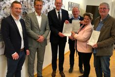 1,8 Millionen Euro für die »Lebendigen Zentren« (von links): Thomas Häuser, Fachbereichsleiter »Bauliche Infrastruktur«, VG-Bürgermeister Maximilian Mumm, Innenminister Michael Ebling, Gerd Klasen, Stadtbürgermeister Polch, Claudia Schneider, Stadtbürgermeisterin Münstermaifeld, und Lothar Kalter, Ortsbürgermeister Ochtendung.