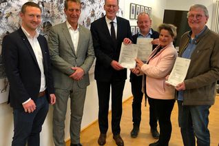 1,8 Millionen Euro für die »Lebendigen Zentren« (von links): Thomas Häuser, Fachbereichsleiter »Bauliche Infrastruktur«, VG-Bürgermeister Maximilian Mumm, Innenminister Michael Ebling, Gerd Klasen, Stadtbürgermeister Polch, Claudia Schneider, Stadtbürgermeisterin Münstermaifeld, und Lothar Kalter, Ortsbürgermeister Ochtendung.