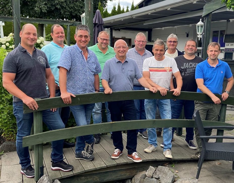 Vorstandsmitglieder der neuen Baugewerks-Innung Rhein-Mosel-Eifel (v. l.): Markus Wolf, Dirk Geiermann, Dirk Hiester, Marco Beckermann, Obermeister Rainer Angsten, Udo Hennen, Wilhelm Hermes, Michael Kohns, Martin Krämer und Peter Brand.