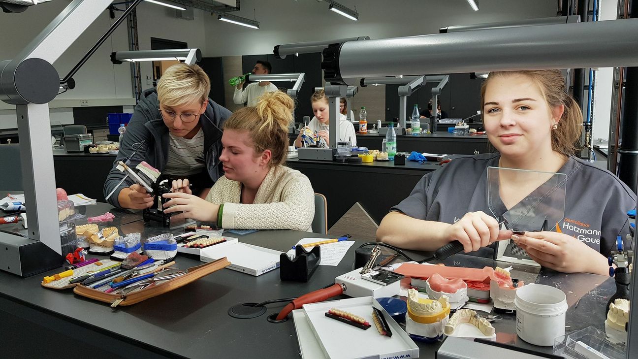 Zahntechnikerausbildung in der HWK Trier. Foto: HWK/Constanze Knaack-Schweigstill