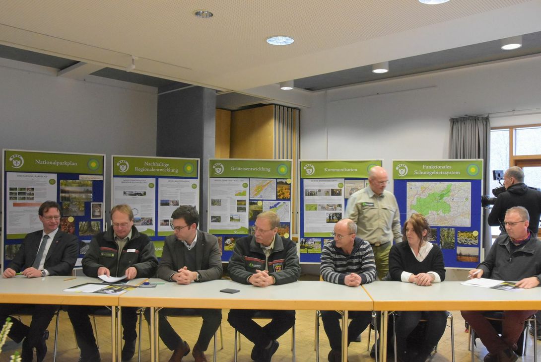 Wenige Tage vor dem Notar-Termin unterzeichnen Vertreter aller Beteiligten die Verträge, mit denen das Land das Hunsrückhaus übernimmt. Foto: Schmieder