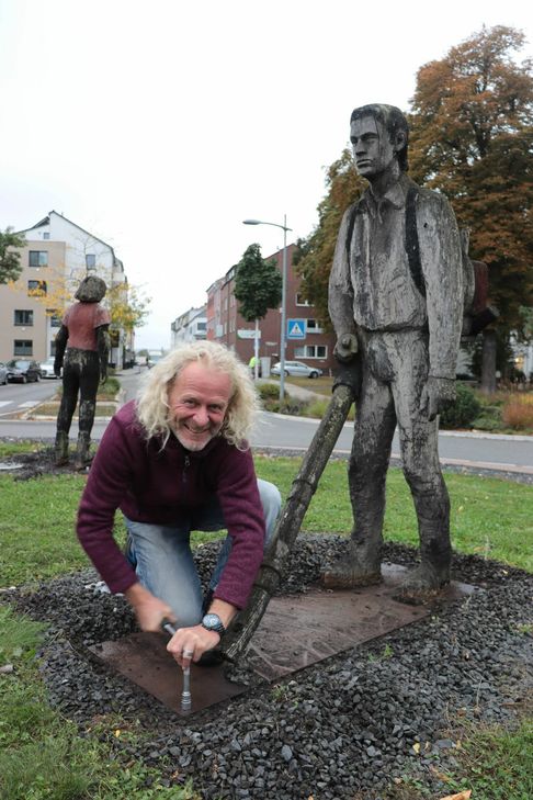 Künstler Ralph Kleiner restauriert die vier Figuren in seinem Atelier in Weidesheim. Foto: Kreisstadt Euskirchen