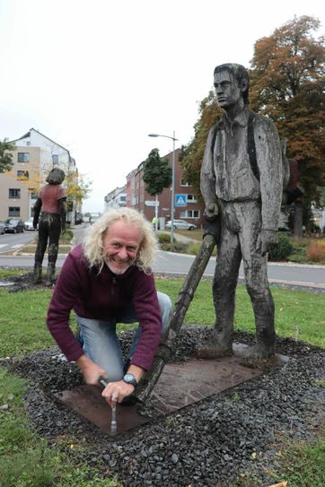 Künstler Ralph Kleiner restauriert die vier Figuren in seinem Atelier in Weidesheim. Foto: Kreisstadt Euskirchen