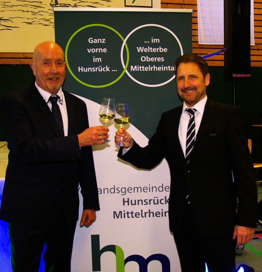 Das erste Foto zeigt Thomas Bungert (links), der als Bürgermeister verabschiedet wurde und Peter Unkel. Er wurde in sein Amt in der VG Hunsrück-Mittelrhein eingeführt. Gleiches gilt für Arno Imig (Foto 2, rechts) und Michael Boos beim Bürgerempfang der neuen VG Simmern-Rheinböllen. Die weiteren Fotos zeigen Impressionen der Empfänge in Oberwesel (3 bis 5) sowie Simmern. Das letzte Foto zeigt Ulrich Sopart bei seiner "Märchenstunde". (Fotos: Boes/Bender)