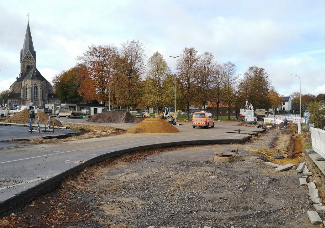 Relativ unaufgeregt verkehren die Autofahrer entlang der Großbaustelle in Lammersdorf. Fotos: Hoffmann