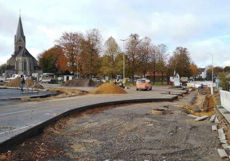 Relativ unaufgeregt verkehren die Autofahrer entlang der Großbaustelle in Lammersdorf. Fotos: Hoffmann