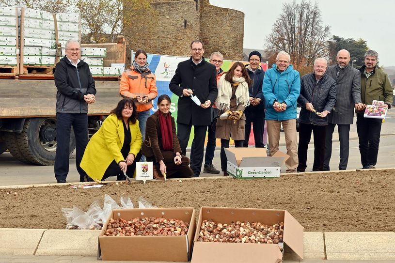 Viel Spaß beim Eingraben der Zwiebeln hatten Bruno Jaeger, Bürgerstiftung der Volksbank RheinAhrEifel eG (li) und Thomas Theisen, Direktor Regionalmarkt AhrBrohltal (5. von li.), sowie Vertreterinnen und Vertreter der betroffenen Gemeinden und Dr. Günter Hoos, Dienstleistungszentrum Ländlicher Raum (4. von re.). Foto: Voba