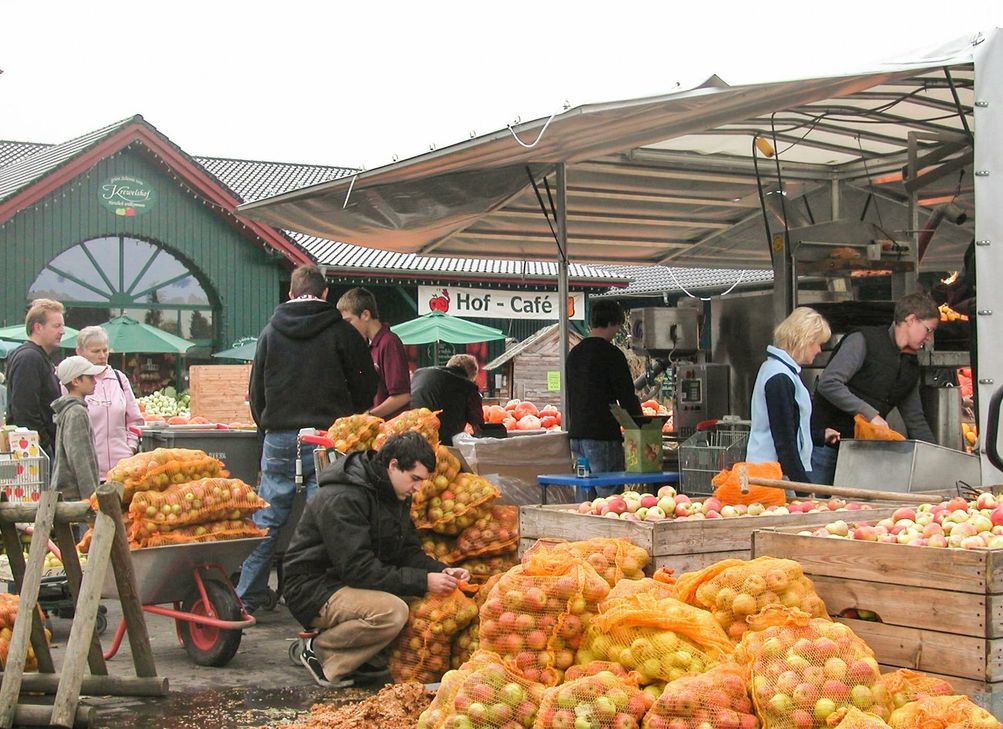 Äpfel soweit das Auge reicht: Der Apfel wird in praktische Fünf-Liter-Boxen mit Zapfhahn abgefüllt. Das Saftmobil ist am Wochenende, 24. und 25. September, zu Gast auf dem Krewelshof Eifel.
