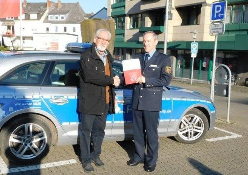 Wolfgang Follmann (links) wurde von Lothar Rink, Leiter der Polizeiinspektion Mayen, geehrt.