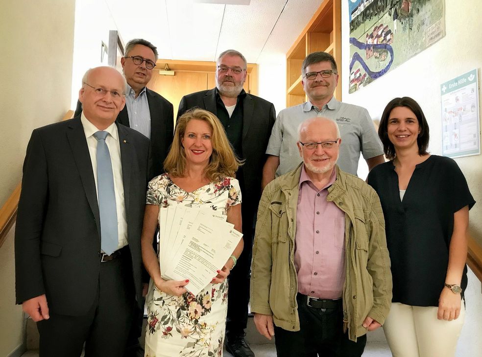 VG-Bürgermeister Karl Heinz Simon dankte mit den Ortsbürgermeistern Matthias Müller (Bullay), Peter Mittler (Alf), Manfred Wilhelms (Hesweiler) und Winfried Theisen (Panzweiler) Staatssekretärin Heike Raab stellvertretend für die Unterstützung.