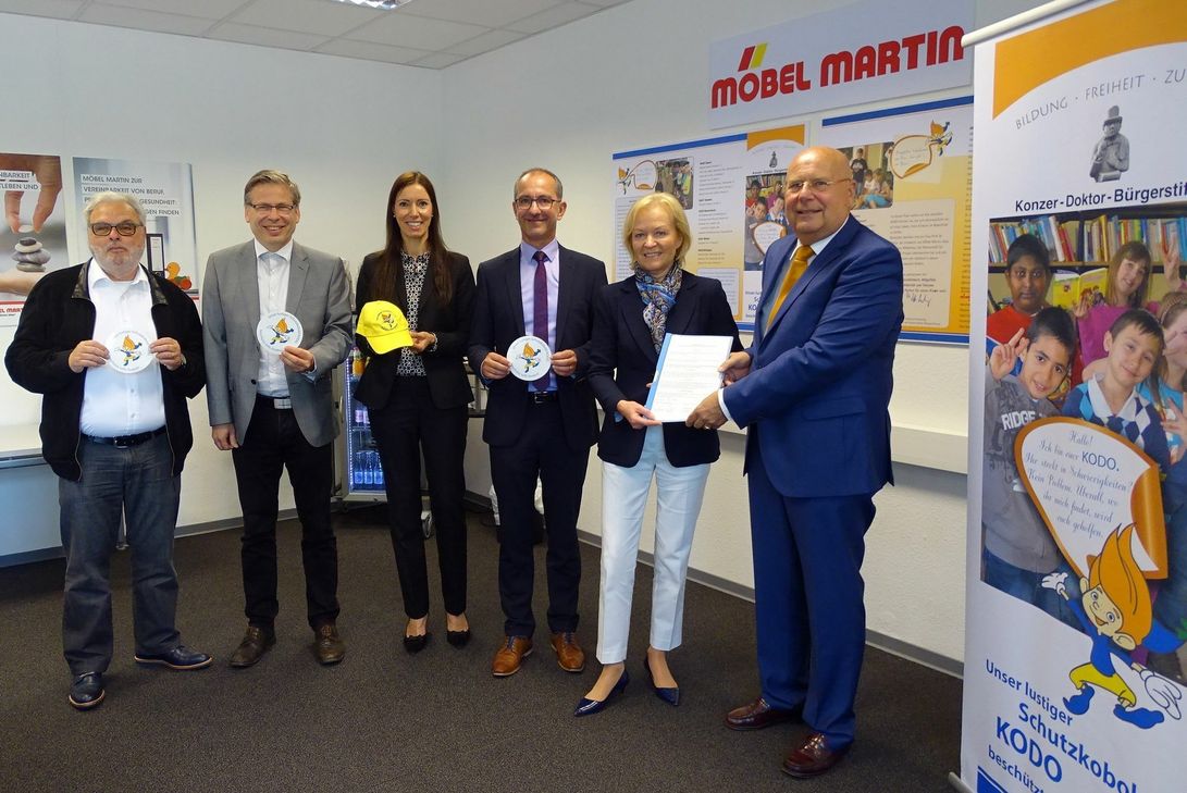 Von rechts: Hartmut Schwiering (Stiftungsvorsitzender), Prof. Dr. Silvia Martin (Geschäftsführerin von Möbel Martin), Joachim Weber (Bürgermeister), Susanne Hellriegel (Geschäftsleiterin Möbel Martin), Thomas Kürwitz (stellvertretender Vorsitzender) und Werner Nägler (Stiftungsrat) freuen sich über die Verlängerung des Patenschaftsvertrags für weitere sechs Jahre. Foto: Mohsmann