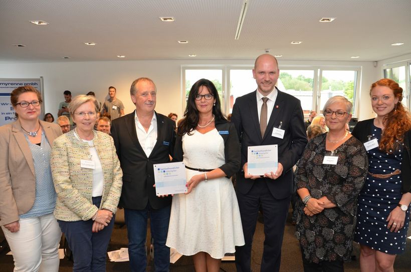 Wirtschaftsfaktor Familienfreundlichkeit – Mit familienbewusster Personalpolitik punkten: Das tun die Myrenne GmbH (Evelyn Myrenne und Karl-Heinz Backes, 4. und 3.v.l.) und die Gemeindeverwaltung aus Roetgen (Bürgermeister Jorma Klauss, 3.v.r.), die nun von der Bertelsmann-Stiftung ausgezeichnet wurden.
