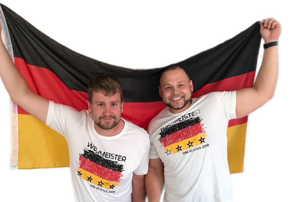 Die Idar-Obersteiner Florian Simon (li.) und Anton Allerborn (re.) sind vor Ort live bei der Fußball-Weltmeisterschaft dabei: Der Sport verbindet nicht nur Europa und die Welt, sondern auch Kulturen, freuen sich die beiden Soldaten.