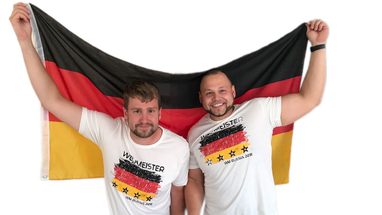 Die Idar-Obersteiner Florian Simon (li.) und Anton Allerborn (re.) sind vor Ort live bei der Fußball-Weltmeisterschaft dabei: Der Sport verbindet nicht nur Europa und die Welt, sondern auch Kulturen, freuen sich die beiden Soldaten.