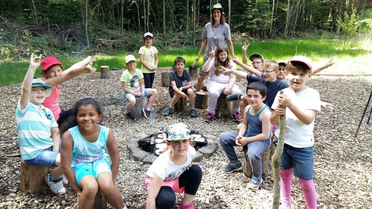 Das Foto zeigt die Kinder in der „Kräuterküche“ der Teufelsschlucht mit der Naturpädagogin Monika Gramse. Foto: DRK