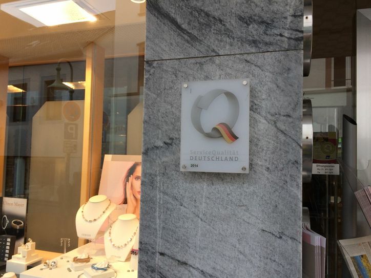 Eine vergleichsweise sehr hohe Service-Qualität gehört zum Einzelhandel der Region. Dieses Plus an Freundlichkeit selbstbewusst nach außen zu tragen ist nicht selbstverständlich. Foto: A. Koch