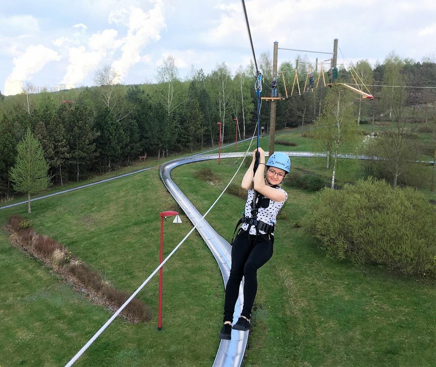 Gut gesichert fliegen die Besucherinnen und Besucher ab 2019 im Flying Fox-Park über den Seepark Zülpich. Foto: Thomas Kracker - faszinatour GmbH