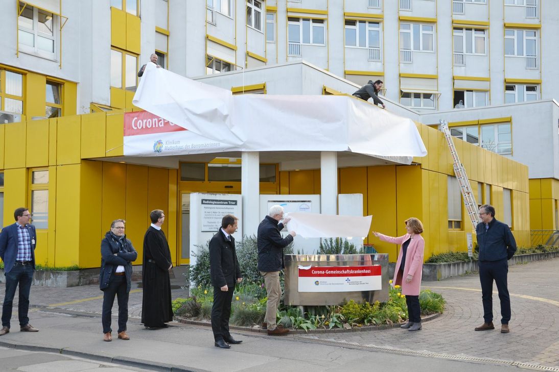 Ministerpräsidentin Malu Dreyer und Oberbürgermeister Wolfram Leibe präsentieren erstmals das neue Logo des Corona-Gemeinschaftskrankenhauses. Foto: Bettina Leuchtenberg
