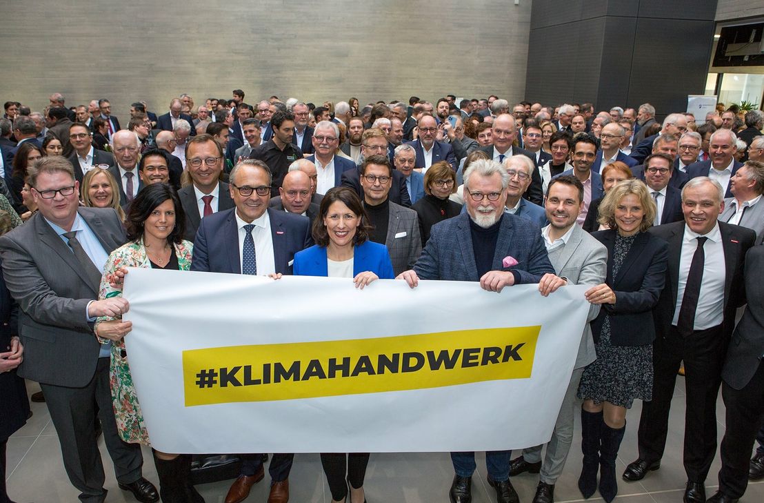 Die gemeinsame Kampagne "Klimahandwerk" der vier rheinland-pfälzischen Handwerkskammern und des Wirtschaftsministeriums wurde im Rahmen des Neujahrsempfanges durch Vertreter aus Politik und Wirtschaft um Ministerin Daniela Schmitt (Bildmitte; rechts neben ihr Justizminister Herbert Mertin), HwK-Hauptgeschäftsführer Ralf Hellrich (links neben ihr) und Kammerpräsident Kurt Krautscheid (ganz rechts) gestartet.