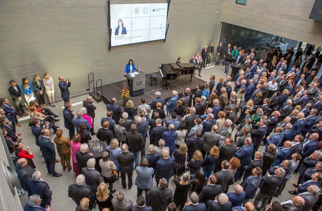 Wirtschaftsministerin Daniela Schmitt lobte das Handwerk als innovationsfreudige, stabile Säule der rheinland-pfälzischen Wirtschaft, griff aber auch die Sorgen rund um das Thema Fachkräftesicherung auf und startete die neue Kampagne "Klimahandwerk".