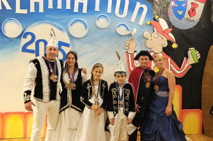 Das neue Hermeskeiler Prinzenpaar: Prinz Christoph I. aus dem Hause König mit seiner Angetrauten Bianka I.  In Reinsfeld regieren Prinz Christian II. aus dem Hause Geilfus mit seiner Lieblichkeit Vera I. – ursprünglich aus dem Hermeskeiler Hause Müller. Das Kinderprinzenpaar sind Lina König und Dennis Weber. Fotos: Rainer Michels