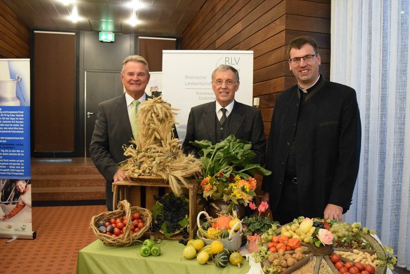 Sind dankbar für die Ernte dieses Jahr: Landrat Günter Rosenke, der Vorsitzende der Kreisbauernschaft Hans-Josef Schorn und Kreisdechant Guido Zimmermann. Foto: Breuer