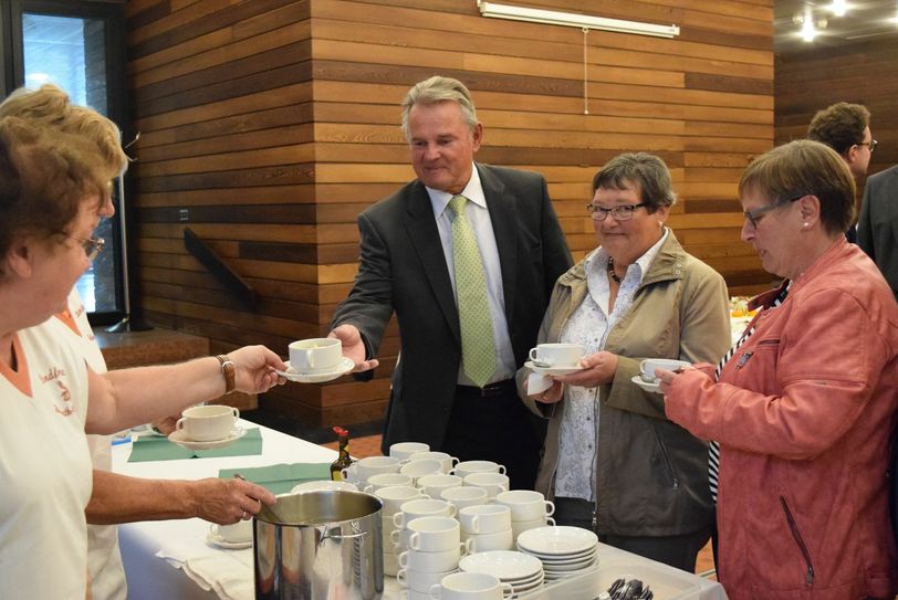 Zum Abschluss des Erntedankempfangs der Kreisbauernschaft wurde von den Landfrauen die traditionelle Rindfleischsuppe zubereitet. Foto: Breuer