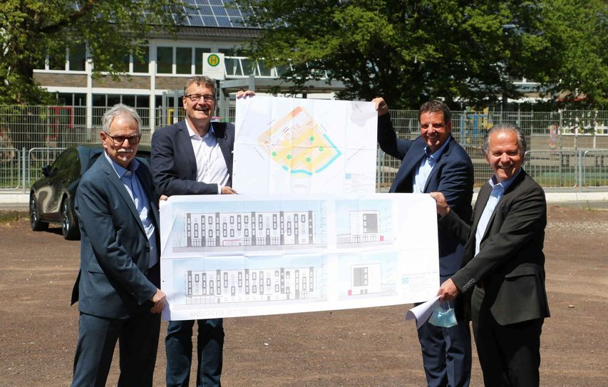 Freuen sich auf den Start der Baumaßnahmen für das Lifestyle-Hotel in Simmern (v.l.): Bernhard Scholtes, Professor Dr. Christian Buer, Rainer Schmitt und Dr. Andreas Nikolay. Verteilt auf vier Etagen entstehen 96 Zimmer, eine offene Lobby mit gastronomischem Angebot und einem kleinen Konferenz- und Seminarbereich.