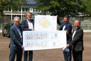 Freuen sich auf den Start der Baumaßnahmen für das Lifestyle-Hotel in Simmern (v.l.): Bernhard Scholtes, Professor Dr. Christian Buer, Rainer Schmitt und Dr. Andreas Nikolay. Verteilt auf vier Etagen entstehen 96 Zimmer, eine offene Lobby mit gastronomischem Angebot und einem kleinen Konferenz- und Seminarbereich.