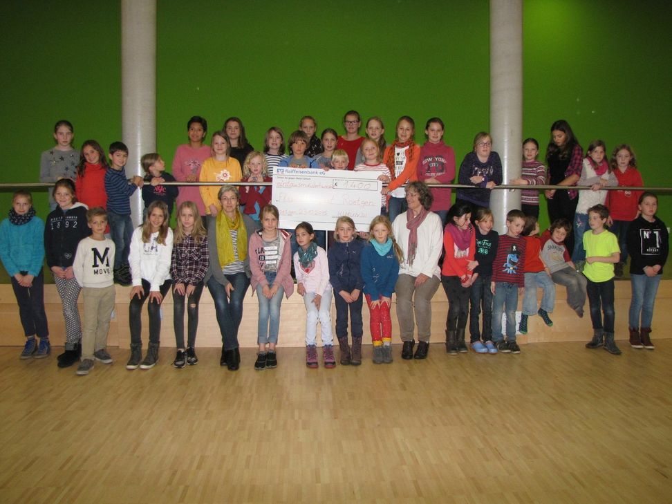 Freude beim Singen und Freude beim Schenken: 1.400 Euro erhielt der Flüchtlingsrat Roet-gen vom Kinderchor Kimundi. Bild/Text: Anneliese Lauscher