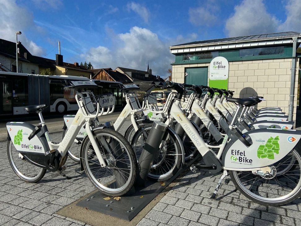 E-Bikes an einer vollautomatischen Station. Foto:  RVK