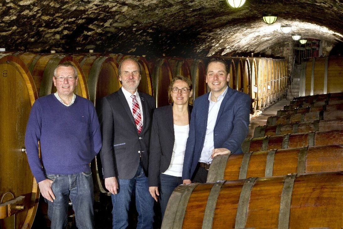 Rolf Münster (v.l.), Astrid Rückert, Rudolf Stodden und der WG-Vorsitzende Matthias Baltes mit ihren Spitzenweinen. Foto: A. Bäcker/WG Mayschoß-Altenahr