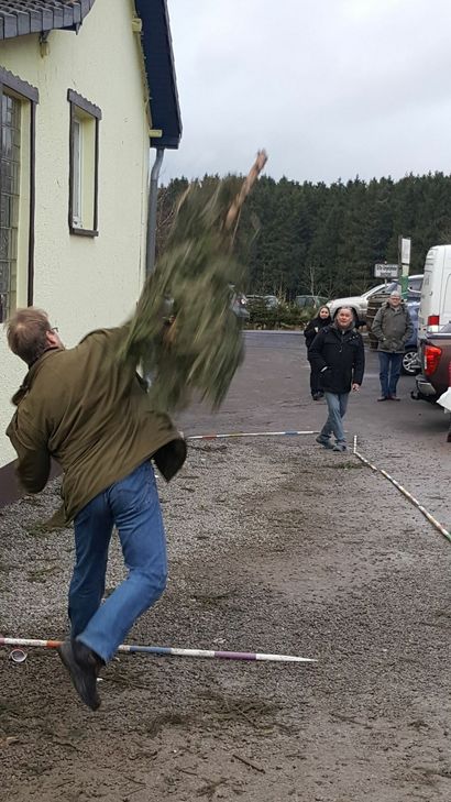 In Krekel flogen die Weihnachtsbäume für einen guten Zweck. mn-Fotos