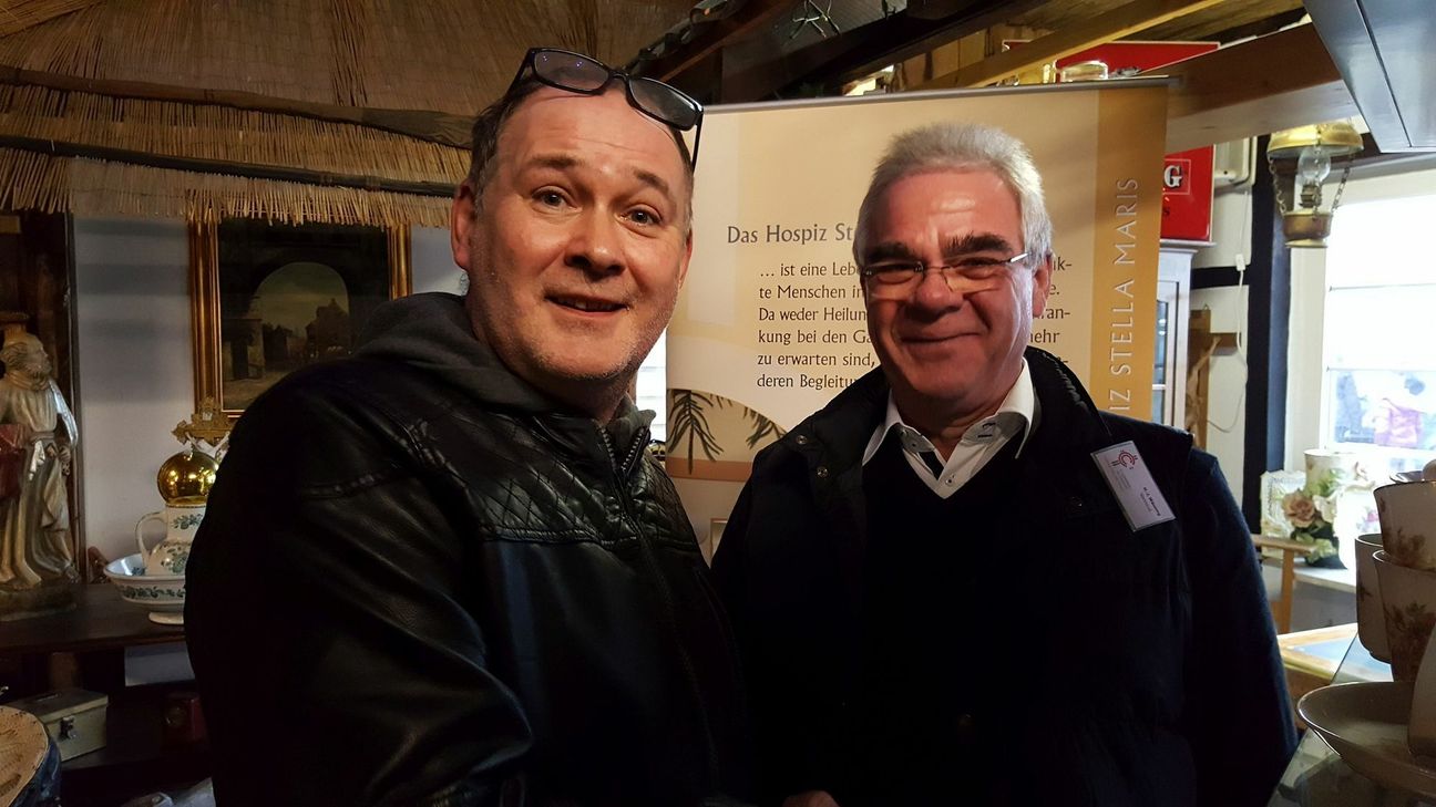 Walter Lehnertz und Hermann-Josef Wassong vom Förderverein des Hospizes Stella Maris in Mechernich freuten sich über die vielen Besucher, die beim Weihnachtsfest vom 80-Euro-Waldi für das Hospiz spendeten.