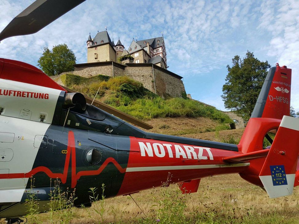Vor kurzem erst war der Helikopter vom Nürburgring im Schatten von Burg Eltz im Einsatz.
