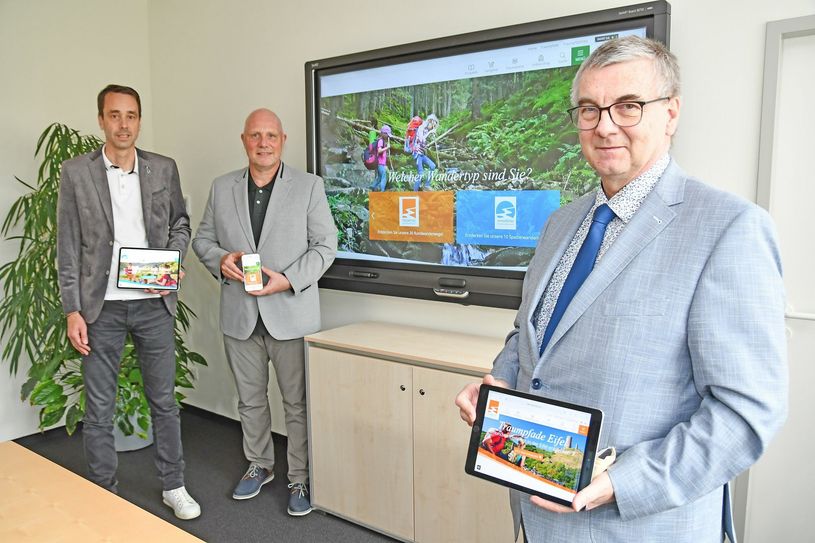 Von links:Daniel Vordemvenne und Michael Konrath von der Digitalagentur forty-four konnten dem Mayen-Koblenzer Landrat Dr. Alexander Saftig die neue Homepage präsentieren.