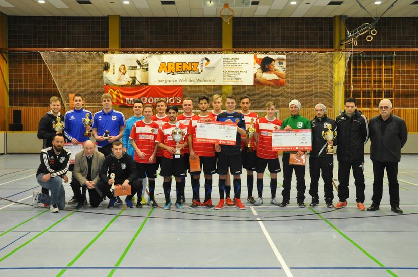 Gruppenfoto zum Abschluss des "2. Möbel Arenz Cups"