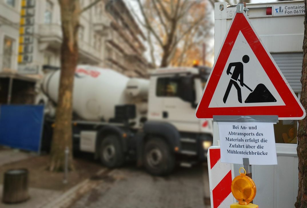 Kein Durchkommen in der Kurhausstraße - im Zweifel auch für den Notarzt. Für Hanne Schmalz, Inhaberin eines Pflegedienstes, ist die Verkehrssituation im Kurgebiet Ärgernis und Risiko.