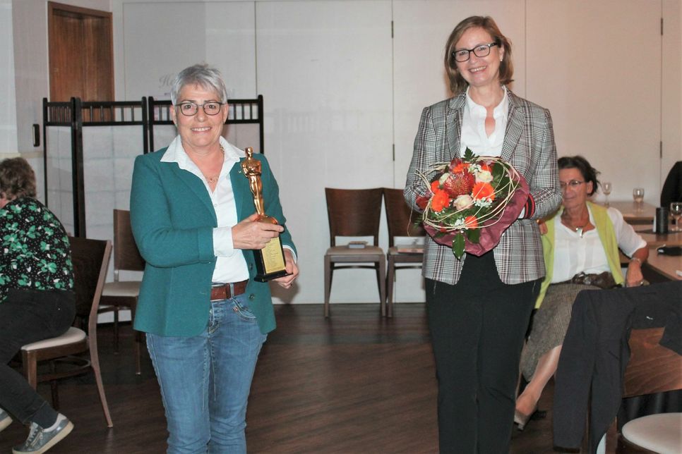 Dr. Josefa Klötsch (links) ist neue Präsidentin des Club Soroptimist Cochem und damit Nachfolgerin von Doris Linden (rechts).